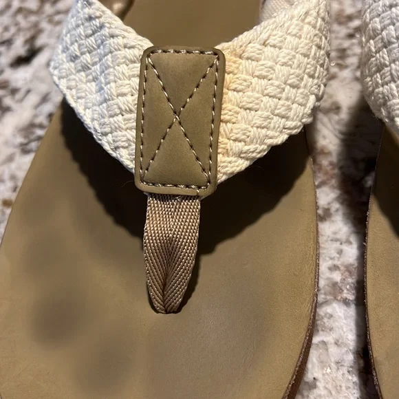 Vineyard Vines White and Tan woven rope flip flop Sandals - Picture 6 of 8